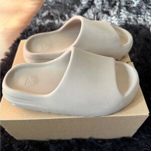 Adidas Yeezy Slide in Light Tan
